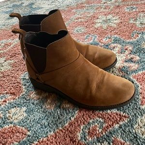 Teva boots, size 8